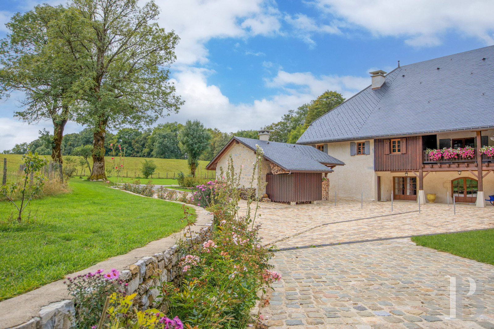Dans le Haut-Bugey, à mi-chemin entre Lyon et Genève, une ferme abbatiale du 17e siècle transformée en une vaste et confortable demeure.  - photo  n°38